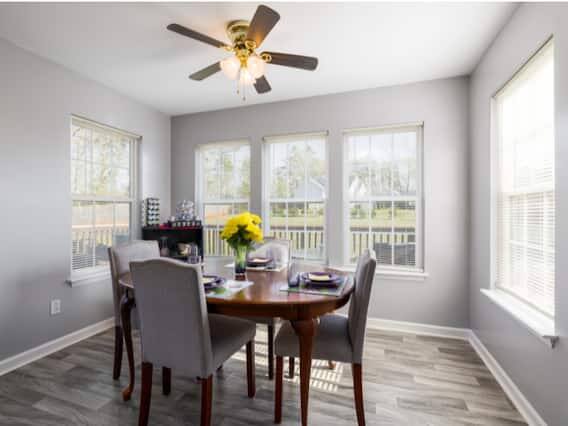 ઘણા લોકો વિચારે છે કે પંખો જેટલી ઝડપથી ચાલે છે, તેટલી વધુ વીજળી વાપરે છે. પણ શું આ સાચું છે? ચાલો આજે તમને તેના વિશે જણાવીએ.