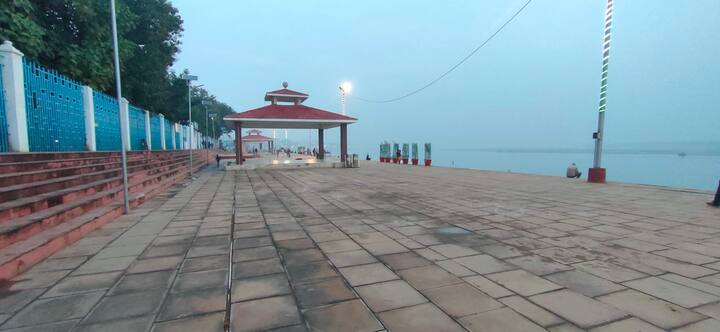 शाम होने पर घाट घूमने के लिए निकले लोग चेहरे पर मास्क और गर्म कपड़े पहने नजर आए. आज दोपहर से शहर के कई क्षेत्रों में धुंध का अधिक प्रभाव देखा गया.
