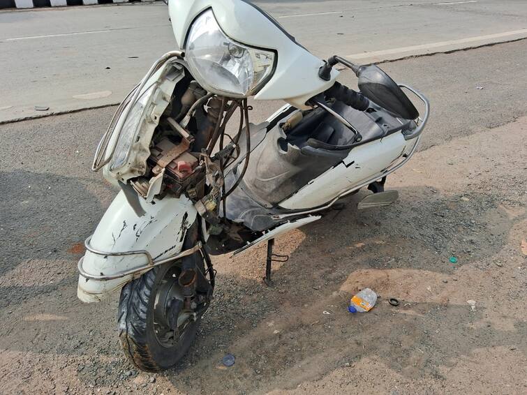 In Surat, a car driver hit a moped and a youth died on the spot Video: સુરતમાં રોડ ક્રોસ કરતા વિદ્યાર્થીને કાર ચાલકે ટક્કર મારતા ઘટનાસ્થળે જ મોત, રુવાડા ઉભા કરી દેતા સીસીટીવી આવ્યા સામે