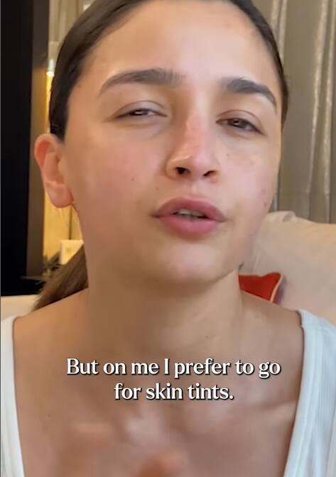 அந்த வீடியோவில், அனைவரும் மேக்-அப் அணியும் போது முதலில் ஃபவுண்டேஷன் தடவுவார்கள். ஆனால் நான் ஸ்கின் டிண்ட் மற்றும் ப்ரைமர் சேர்த்து அப்லை செய்வேன் என்று கூறியுள்ளார்.