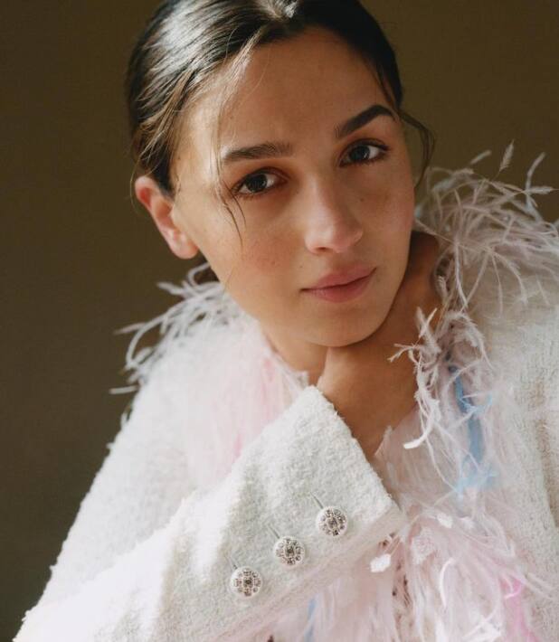 இவ்வாறு செய்வதால் சருமம் பளபளப்பாக இருப்பதாகவும் இயல்பான தோற்றம் பெறுவதாகவும் கூறியுள்ளார்.