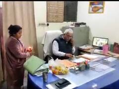 पानी की समस्या से परेशान महिला पार्षद की 'गांधीगिरी', दफ्तर पहुंचकर अधिकारी की उतारी आरती