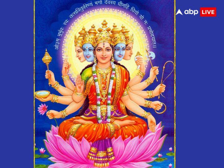 गायत्री मंत्र का जाप करने से आपका मन साफ और मजबूत बनता है. आपके अंदर और अलग सी ऊर्जा का संचार होता है. जिससे आप अपने अंदर जबरदस्त बदलाव महसूस करते हैं.