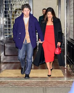 Priyanka-Nick Photos: 5th वेडिंग एनिवर्सरी पर पति निक संग प्रियंका चोपड़ा ने किया कैंडल लाइट डिनर, हाथों में हाथ थामे सामने आई कपल की तस्वीरें