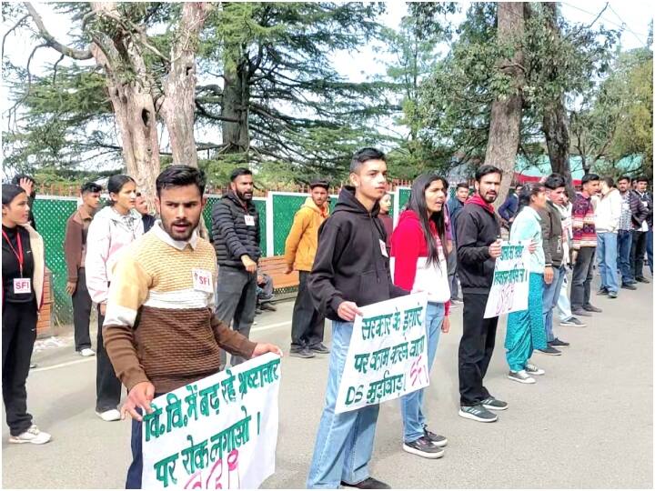 Student union SFI staged protest against himachal pradesh university administration ann Himachal: हिमाचल प्रदेश यूनिवर्सिटी में हुई हिंसा पर SFI का प्रदर्शन, एकतरफा कार्रवाई का लगाया आरोप