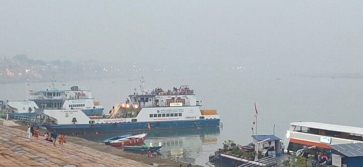 बनारस में हल्की बूंदाबांदी के बाद मौसम का मिजाज बदलने लगा है. ठंड बढ़ने के साथ धुंध और कोहरे की चादर बनने लगी है. दोपहर बाद रविदास घाट धुंध और कोहरे में डूबा नजर आया.