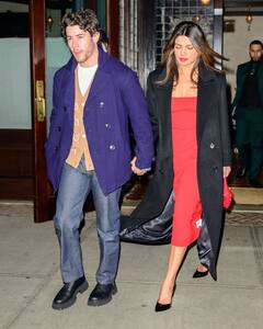 Priyanka-Nick Photos: 5th वेडिंग एनिवर्सरी पर पति निक संग प्रियंका चोपड़ा ने किया कैंडल लाइट डिनर, हाथों में हाथ थामे सामने आई कपल की तस्वीरें