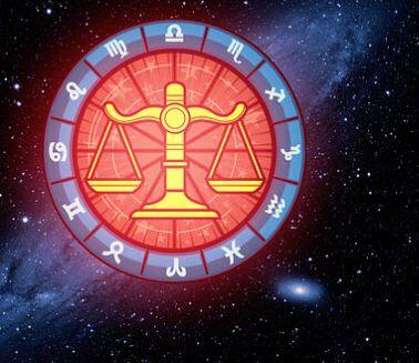 ਤੁਲਾ: ਅੱਜ ਚੰਦਰਮਾ ਤੁਹਾਡੀ ਰਾਸ਼ੀ ਤੋਂ ਸੱਤਵੇਂ ਘਰ ਵਿੱਚ ਪ੍ਰਵੇਸ਼ ਕਰੇਗਾ। ਸਕਾਰਾਤਮਕ ਸੋਚਦੇ ਰਹੋ। ਆਪਣੇ ਜੀਵਨ ਸਾਥੀ ਦਾ ਆਦਰ ਕਰੋ। ਭਵਿੱਖ ਦੀਆਂ ਯੋਜਨਾਵਾਂ ਨੂੰ ਲਾਗੂ ਕਰਨ ਲਈ ਕਦਮ ਚੁੱਕਣ ਦਾ ਇਹ ਸਹੀ ਸਮਾਂ ਹੈ। ਲੋਕ ਤੁਹਾਡੀਆਂ ਗੱਲਾਂ ਨੂੰ ਗੰਭੀਰਤਾ ਨਾਲ ਲੈਣਗੇ। ਤੁਹਾਡੇ ਬੋਲਾਂ ਵਿੱਚ ਰੌਣਕ ਰਹੇਗੀ। ਅੱਜ ਤੁਸੀਂ ਜੋ ਵੀ ਕੰਮ ਕਰੋਗੇ, ਭਵਿੱਖ ਵਿੱਚ ਤੁਹਾਨੂੰ ਲਾਭ ਮਿਲੇਗਾ। ਕਾਰੋਬਾਰੀਆਂ ਲਈ ਦਿਨ ਚੰਗਾ ਰਹੇਗਾ। ਦਿਨ ਦਾ ਫਾਇਦਾ ਉਠਾਓ। ਆਰਥਿਕ ਸਥਿਤੀ ਮਜ਼ਬੂਤ ​​ਰਹੇਗੀ। ਕੰਮ ਵਾਲੀ ਥਾਂ ਜਾਂ ਕਿਸੇ ਹੋਰ ਥਾਂ ‘ਤੇ ਅਣਉਚਿਤ ਟਿੱਪਣੀਆਂ ਨਾ ਕਰੋ। ਪ੍ਰੇਮੀਆਂ ਲਈ ਦਿਨ ਚੰਗਾ ਹੈ। ਮਾਨਸਿਕ ਅਸ਼ਾਂਤੀ ਬਣੀ ਰਹਿ ਸਕਦੀ ਹੈ। ਕਿਸੇ ਵੀ ਹਾਲਤ ਵਿੱਚ ਸੱਚ ਦਾ ਪੱਲਾ ਨਾ ਛੱਡੋ।