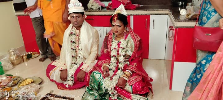 বর্ধমান শহরের ইছলাবাদে বাজল বিয়ের সানাই। টুকটুকে লাল বেনারসিতে সুসজ্জিতা কনে। লাল ধুতি, গরদের পাঞ্জাবিতে বর। তবে এই বর বউয়ের একটা বৈশিষ্ট আছে।