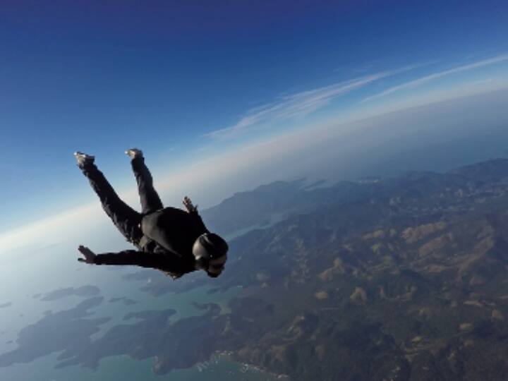 skydiver Accident Story Woman Survived 14 000 Feet Fall After Parachute Failed To Open 14 हजार फीट की ऊंचाई से कूदी लड़की, नहीं खुला पैराशूट, फिर भी बच गई जान