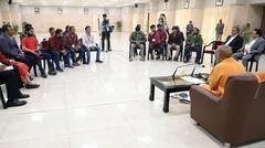 IN Pics: सिल्क्यारा सुरंग से बाहर निकले मजदूरों से सीएम योगी ने की मुलाकात, श्रमिकों को दिए गिफ्ट