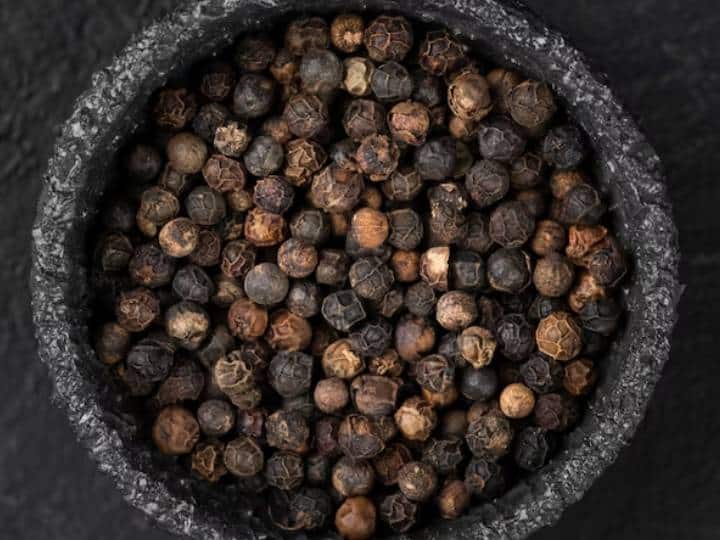 असली और नकली काली मिर्च में ऐसे करें फर्क, यहां जानें चेक करने का तरीका The Simple Way To Tell If Your Black Pepper Is not Pure असली और नकली काली मिर्च में ऐसे करें फर्क, यहां जानें चेक करने का तरीका