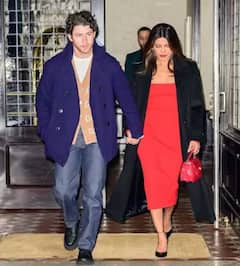 Priyanka-Nick Photos: 5th વેડિંગ એનિવર્સરી પર પતિ નિક સાથે પ્રિયંકાએ કર્યું કેન્ડલ લાઈટ ડિનર, જુઓ કપલની તસવીરો