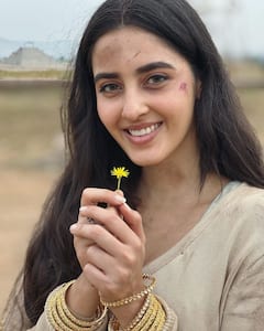 Throwback Bollywood: करियर के शुरुआत में इंटीमेट सीन देकर बुरी तरह ट्रोल हुईं ये एक्ट्रेस, फिर सनी देओल की 'बहू' बनीं तो पलटी किस्मत