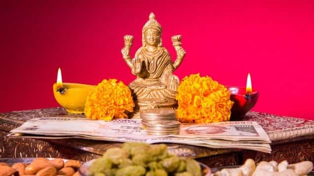 সকালে এবং সন্ধ্যায় সূর্যাস্তের আগে ঘর পরিষ্কার করার পরে, প্রধান প্রবেশদ্বারে একটি ঘির প্রদীপ জ্বালান। এতে করে সকল বিপদ-আপদ বিনষ্ট হয়। গৃহে দেবী লক্ষ্মীর অধিবাস। বাস্তু দোষ দূর হয়।