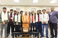 IN Pics: सिल्क्यारा सुरंग से बाहर निकले मजदूरों से सीएम योगी ने की मुलाकात, श्रमिकों को दिए गिफ्ट