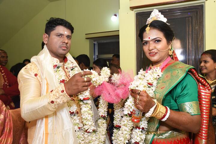 সাজো সাজো রব। কলকাতা থেকে আসছিল একের পর এক মন্ত্রীর গাড়ি। একে একে আশীর্বাদ করে গেলেন মন্ত্রী প্রদীপ মজুমদার থেকে মন্ত্রী মলয় ঘটক।