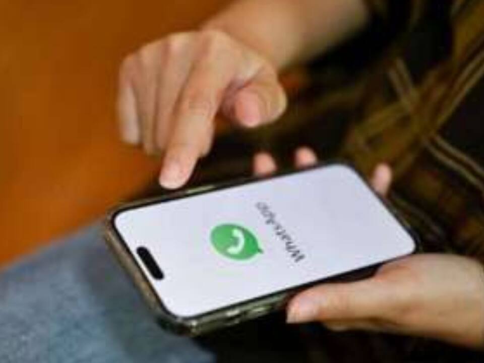 tech news whatsapp has launched a new secret code feature for chats here is how it works and how to hide locked chats Hide locked chats : तुमचे सिक्रेट चॅट आता सिक्रेटच राहणार, पासवर्ड टाका नाही तर काहीही करा, whatsapp सिक्रेट चॅट उघडणार नाहीच!
