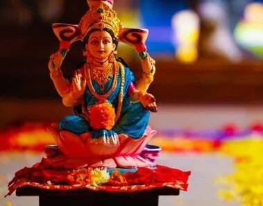 প্রতি শুক্রবার শ্রী সুক্ত পাঠ করলে দেবী লক্ষ্মী খুব প্রসন্ন হন এবং বাড়িতে অর্থ ও খাবারের অভাব হয় না। এর কারণে শুক্র শক্তিশালী হয় এবং সম্পদ বৃদ্ধির সম্ভাবনা থাকে।