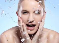 Lifestyle News : बर्फ की थंड पाणी, तुमच्या चेहऱ्यासाठी काय आहे सगळ्यात उपयुक्त?
