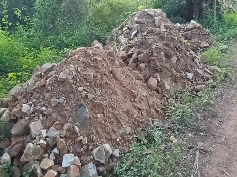 Dharmapuri news Stones dumped on the roadside near harur Risk of accident TNN அரூர் அருகே சாலையோரம் கொட்டப்படும் கற்கள்; விபத்து ஏற்படும் அபாயம்