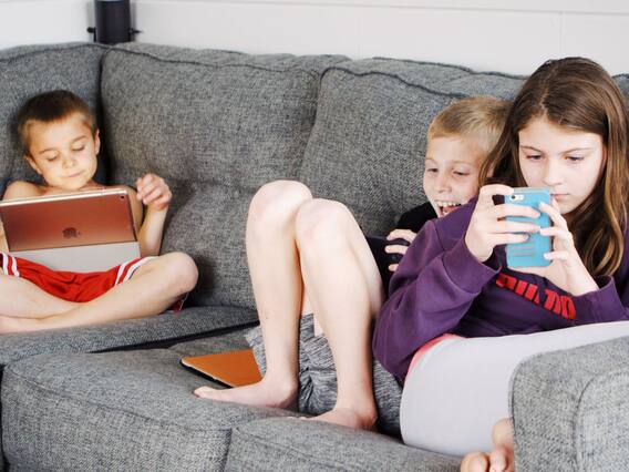 Screen Effect on Children : మీ పిల్లలు టీవీ, ఫోన్లకు అలవాటు పడిపోతున్నారా? అది చాలా ప్రమాదం, ఇలా చేస్తే మేలు Screen Effect on Children : మీ పిల్లలు టీవీ, ఫోన్లకు అలవాటు పడిపోతున్నారా? అది చాలా ప్రమాదం, ఇలా చేస్తే మేలు