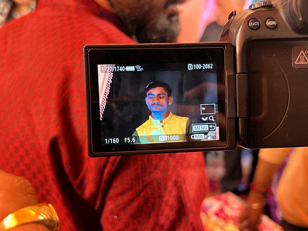 In Rajkot, there was a theft of gold jewelery at a wedding Video: રાજકોટમાં લોકો લગ્નમાં મશગુલ હતાને સુટ બુટમાં આવેલો ગઠીયો લાખોના ઘરેણા ભરેલું પર્સ લઈ ફરાર