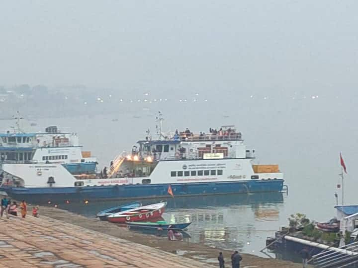 Varanasi Weather Update: हल्की बारिश ने वाराणसी के मौसम का मिजाज बदल दिया है. धुंध और कोहरे की वजह से विजिबिलिटी कम हो गई है. कम विजिबिलिटी में वाहन चलाना मुश्किल हो रहा है.