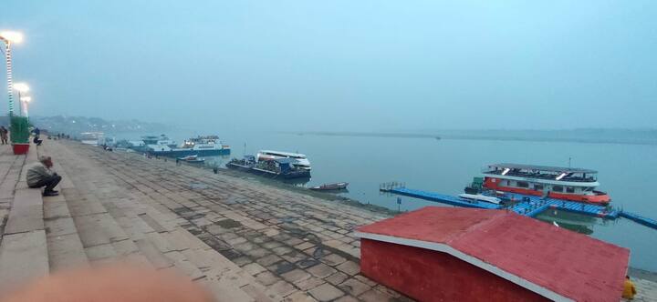 धुंध और कोहरे की वजह से विजिबिलिटी बेहद कम हो गई. एक घाट से दूसरे घाट तक की तस्वीर भी स्पष्ट नजर नहीं आ रही थी. दो दिनों की हल्की बारिश ने बनारस की ठिठुरन में इजाफा कर दिया है.