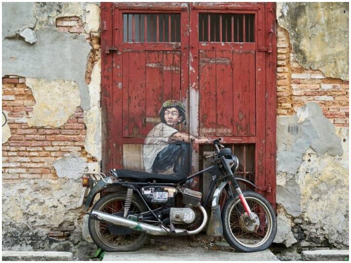 क्यों कहा जाता है ऐसा? दरअसल, अक्सर लोगों का मानना होता है कि जब पेट्रोल के टैंक में चीनी डाल दी जाती है तो पेट्रोल और शुगर आपस में रिएक्ट करते हैं और इसके रिएक्शन से एक पेस्ट तैयार होता है.