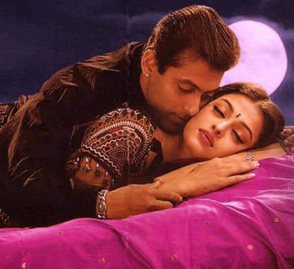 ‘हम दिल दे चुके सनम’ में ऐश्वर्या राय के साथ सलमान खान और अजय देवगन नजर आए थे. कहा जाता है कि इसी फिल्म के दौरान सलमान और ऐश्वर्या की नजदीकियां बढ़ी थी और प्यार परवान चढ़ा था. हालांकि दोनों का रिश्ता ज्यादा वक्त तक टिक नहीं पाया और वो अलग हो गए.