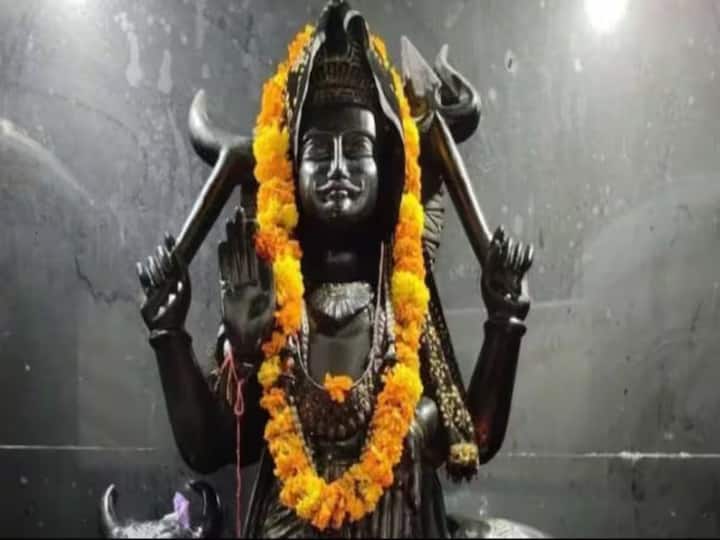 આ દિવસે ભૈરવજીની પૂજા કરવાથી પણ વિશેષ લાભ થાય છે. સાંજે કાળા તલના તેલનો દીવો પ્રગટાવીને શનિ દોષથી મુક્તિ માટે પ્રાર્થના કરવી જોઈએ.