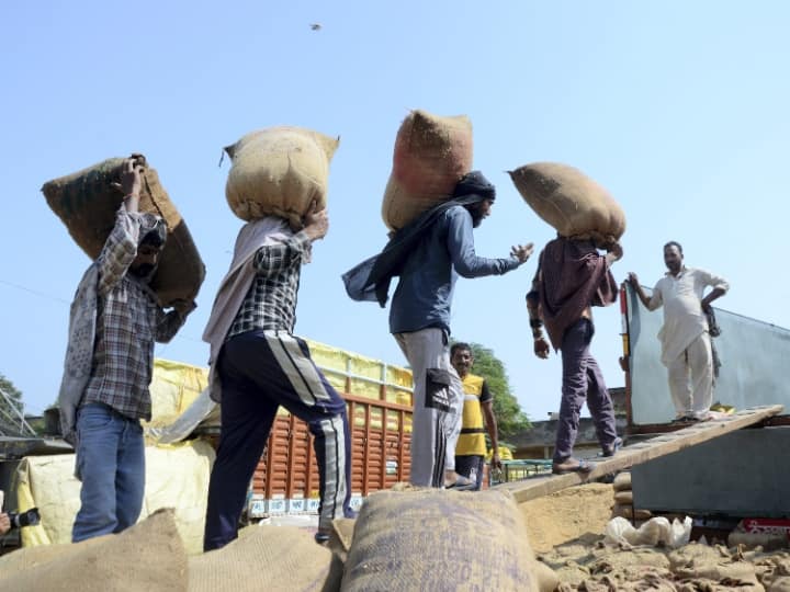 Central Government has extended time for purchasing paddy in markets of Punjab till December 7 Punjab Paddy Procurement: पंजाब की मंडियों में 7 दिसंबर तक फसल बेच सकेंगे किसान, केंद्र ने मानी पंजाब सरकार की अपील
