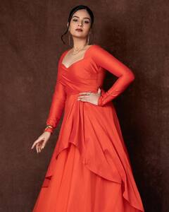 ఆరెంజ్ డ్రస్సులో శ్రీముఖి మెరుపులు - ఎలా ఉందో చూశారా?