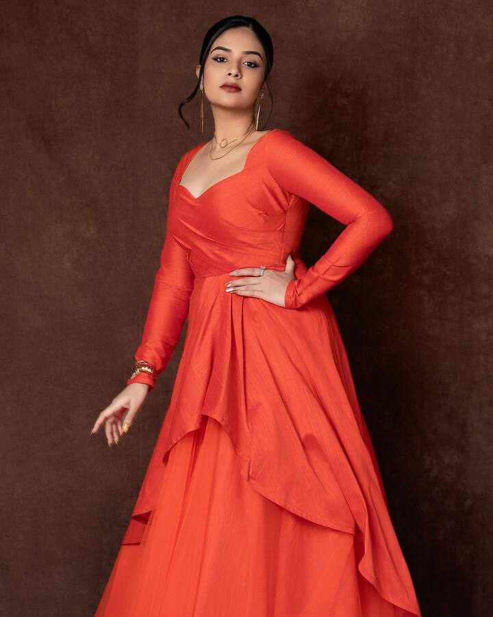 ఇందులో ఆమె ఆరెంజ్ డ్రస్సులో మెరిసిపోతూ కనిపించారు.