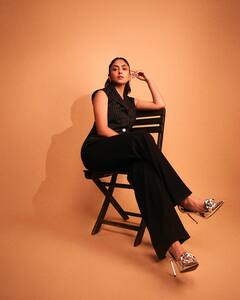 Mrunal Thakur Photos : ஹாய் நான்னா மிருனாள் தாக்கூரின் ஸ்டைலிஷ் புகைப்படங்கள்..!