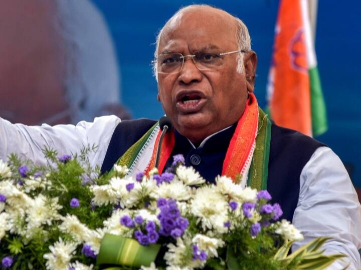 कांग्रेस ने डीके शिवकुमार को तेलंगाना भेजा, काउंटिंग से पहले कांग्रेस अध्यक्ष मल्लिकार्जुन खरगे ने नेताओं को दिए ये निर्देश Assembly Election Result 2023 Mallikarjun Kharge Directed Party Leader DK Shivakumar On Eye on Voting Count कांग्रेस ने डीके शिवकुमार को तेलंगाना भेजा, काउंटिंग से पहले कांग्रेस अध्यक्ष मल्लिकार्जुन खरगे ने नेताओं को दिए ये निर्देश