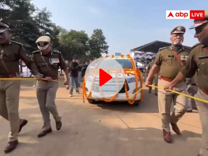 Uttarakhand police Gave DGP IPS Ashok Kumar wonderful Farewell video went viral Watch: दिल को छू लेगा DGP अशोक कुमार की विदाई का वीडियो, उत्तराखंड पुलिस ने कार को रस्सियों से खींचा