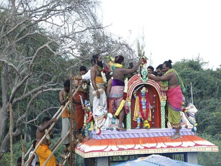 மேலூர் சொக்கம்பட்டி, நொண்டிக்கோயில்பட்டி, பழையசுக்காம்பட்டி கிராம மக்களுக்கு சொந்தமான பறையங்கருப்பசாமி கோயிலின் முதல் கும்பாபிஷேக விழா மிக பிரமாண்டமாக நடைபெற்றது.