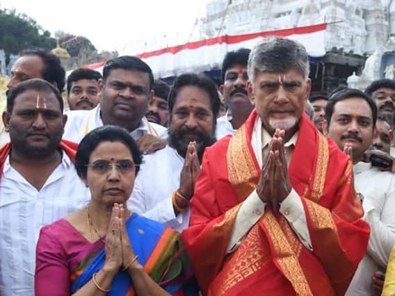 Nara Chandrababu naidu Tirumala : సతీసమేతంగా తిరుమల శ్రీవారి దర్శనంలో చంద్రబాబు | ABP Desam