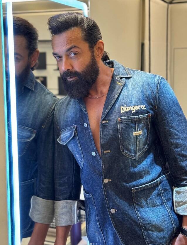 बता दें कि फिल्म के डायरेक्टर संदीप रेड्डी वांगा ने एक्टर से कहा था कि फिल्म में उन्हें रणबीर कपूर से ज्यादा चौड़ा और बड़ा दिखना है. इसके लिए एक्टर ने जिम में पसीने बहाने के साथ-साथ स्ट्रीक्ट डाइट प्लान भी फॉलो किया.