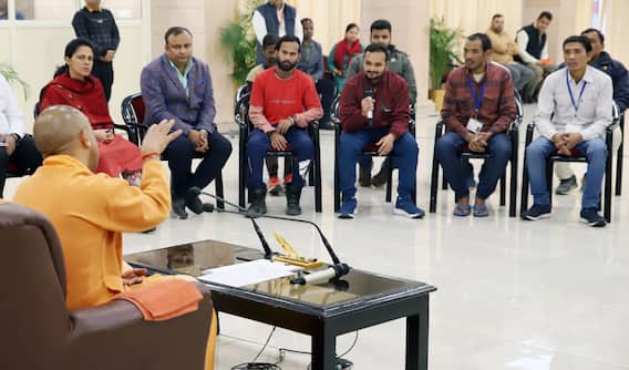 IN Pics: सिल्क्यारा सुरंग से बाहर निकले मजदूरों से सीएम योगी ने की मुलाकात, श्रमिकों को दिए गिफ्ट