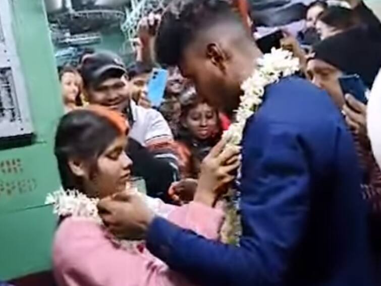 Couple Marries Inside Train Bengal Jharkhand Indian Railways Video Goes Viral 'Multi-Purpose Indian Railways': Couple Gets Married Inside Train, Video Goes Viral