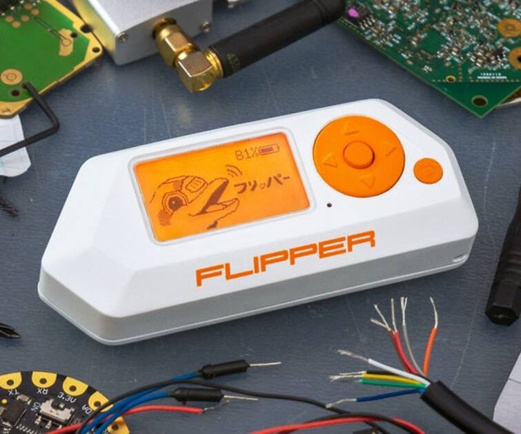 Flipper Zero: Be alert if you see this machine nearby! Everything from phone to car will be hacked આજુબાજુ આ મશીન દેખાય તો થઈ જાવ સાવધાન! ફોનથી લઈને કાર સુધીની દરેક વસ્તુ હેક થઈ જશે