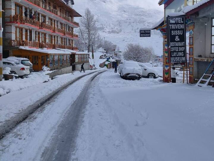Himachal Pradesh Weather Update Snowfall and rain in many places Maximum Temperature Down ANN Himachal Weather Update: हिमाचल में इन जगहों पर हुई बर्फबारी, अधिकतम तापमान में सात डिग्री तक की गिरावट