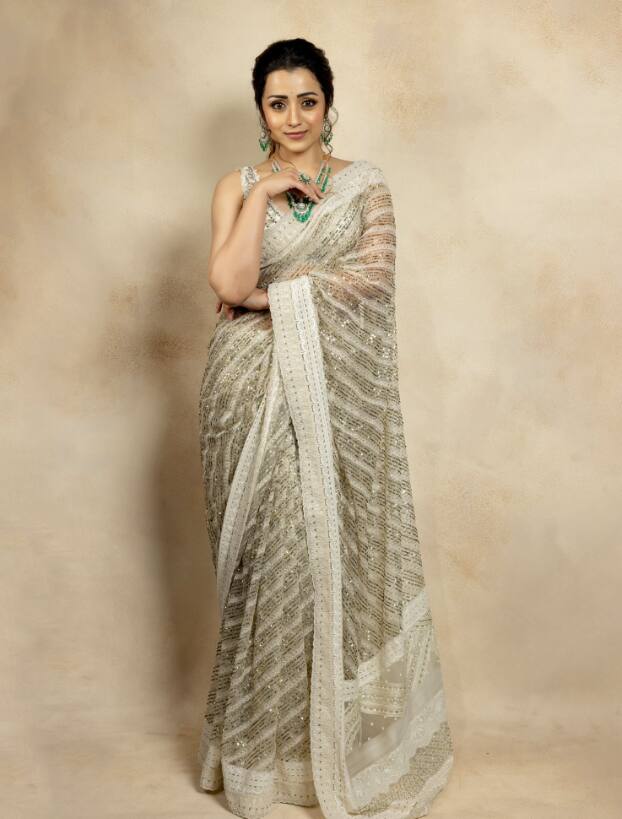 இவரது இந்த அழகிய புகைப்படங்கள் தற்போது இணையத்தில் வைரலாகி வருகிறது.