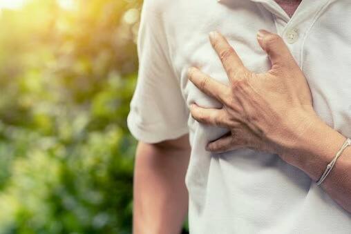 Health Tips heart attack signs and symptoms marathi news Health Tips : थकवा अन् शरीरातील 'हे' बदल हृदयविकाराला आमंत्रण देऊ शकतात; काळजी घ्या नाहीतर...