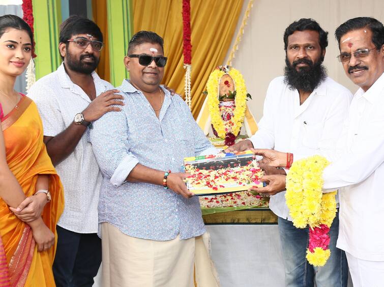 Vijay Sethupathi starrer Train movie pooja was held today Train Movie Pooja: விஜய் சேதுபதி நடிக்கும் ட்ரெயின்! பூஜையுடன் தொடங்கிய படப்பிடிப்பு - 'திகில்' வெற்றி தருவாரா மிஷ்கின்?