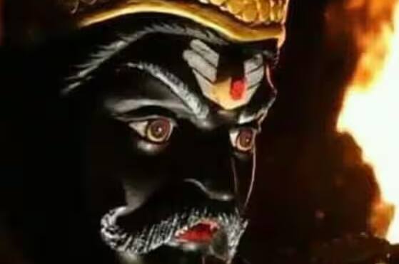 શનિદેવની પૂજામાં સિંદૂર, સરસવ અથવા કાળા તલના તેલનો ઉપયોગ કરો. આ તેલનો દીવો પ્રગટાવો અને શનિદેવને વાદળી ફૂલ ચઢાવો.