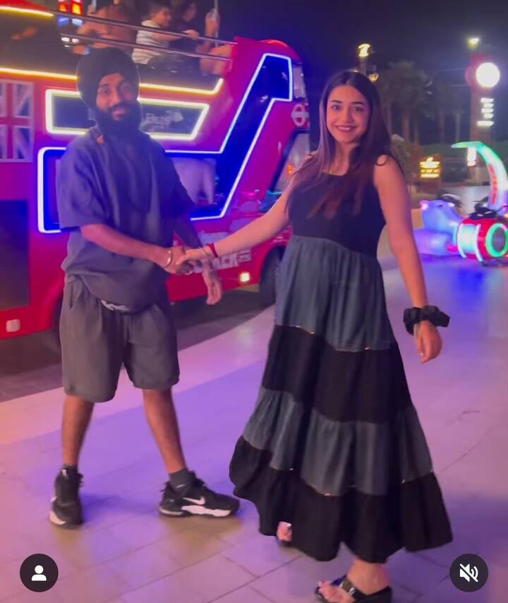 ਇਸ ਤੋਂ ਇਲਾਵਾ ਇੰਸਟਾਗ੍ਰਾਮ ਪੋਸਟਾਂ ਲਈ ਇੰਸਟਾਗ੍ਰਾਮ ਉਨ੍ਹਾਂ ਨੂੰ ਕੋਈ ਪੈਸਾ ਨਹੀਂ ਦਿੰਦਾ। ਸਗੋਂ ਉਹ ਜਿਹੜੇ ਬਰਾਂਡਜ਼ ਦੀ ਆਪਣੇ ਇੰਸਟਾ 'ਤੇ ਪ੍ਰਮੋਸ਼ਨ ਕਰਦੇ ਹਨ, ਉਨ੍ਹਾਂ ਬਰਾਂਡਜ਼ ਤੋਂ ਜ਼ਰੂਰ ਉਨ੍ਹਾਂ ਨੂੰ ਕਮਾਈ ਹੁੰਦੀ ਹੈ।